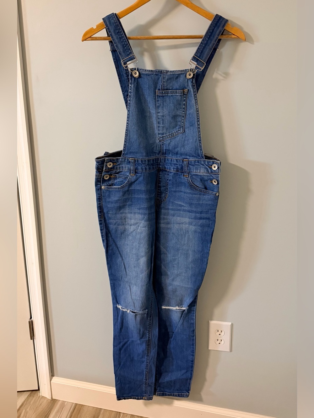 Dollhouse overalls size 9 w29 L29